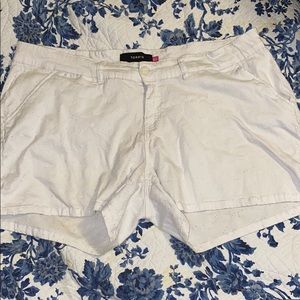 SUPER CUTE WHITE FLORAL PRINT TORRID SHORTS